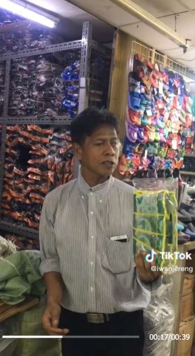 Pria Jual Permen di Pasar Gaya Pegawai Kantoran, Caranya Unik Bikin yang Dengar Langsung Ngakak