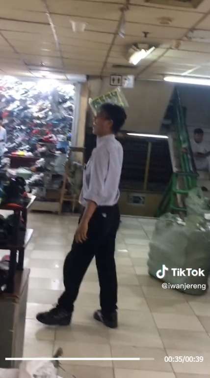 Pria Jual Permen di Pasar Gaya Pegawai Kantoran, Caranya Unik Bikin yang Dengar Langsung Ngakak