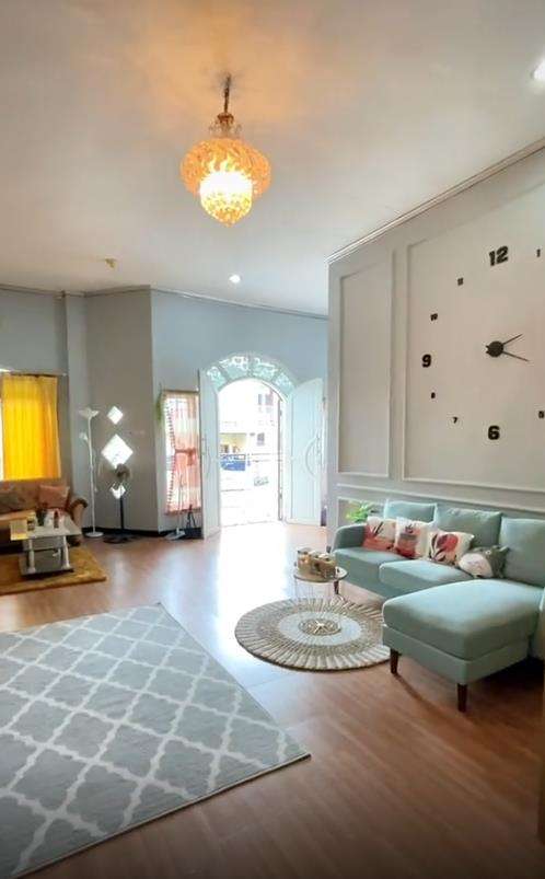 Makeover ruang tamu buat menyambut Lebaran.