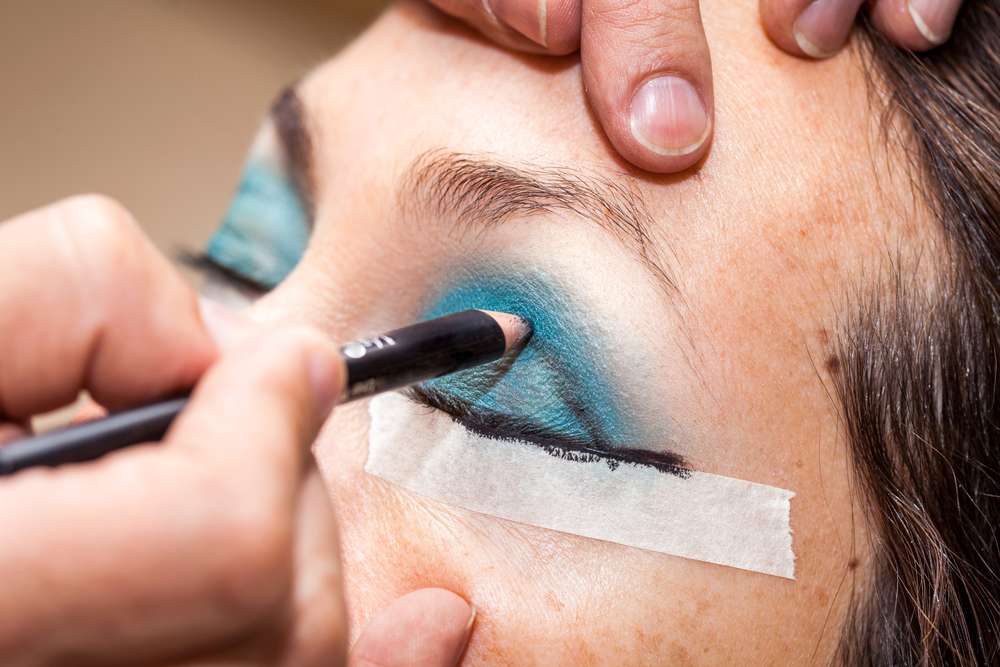 Memakai Makeup Mata