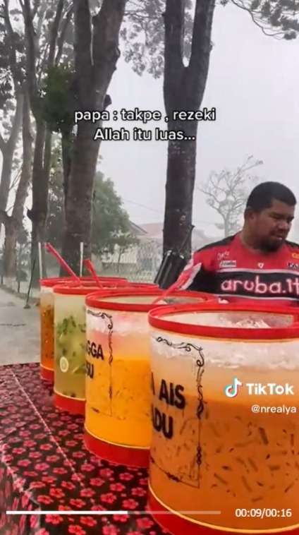 Perjuangan Ayah Jualan Es, Pasrah Dagangannya Terguyur Hujan Deras Bikin Hati Pilu
