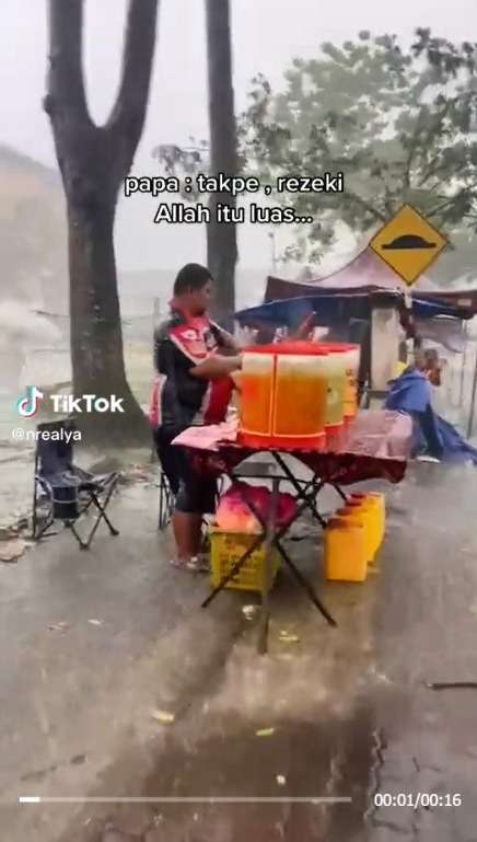 Perjuangan Ayah Jualan Es, Pasrah Dagangannya Terguyur Hujan Deras Bikin Hati Pilu