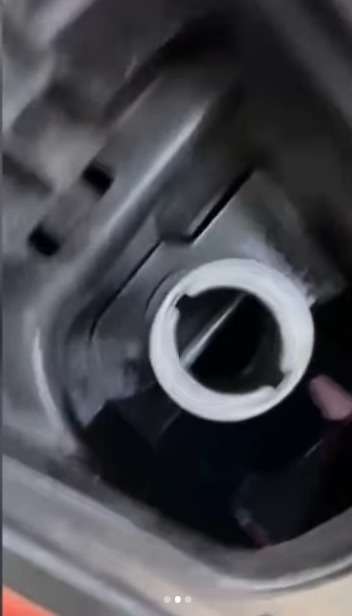 Isi Bensin Eceran Sendiri, Aksi Wanita ini Bikin Warganet Ngakak Isi Bensin Eceran Sendiri, Aksi Wanita ini Bikin Warganet Ngakak