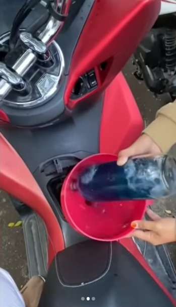 Isi Bensin Eceran Sendiri, Aksi Wanita ini Bikin Warganet Ngakak Isi Bensin Eceran Sendiri, Aksi Wanita ini Bikin Warganet Ngakak