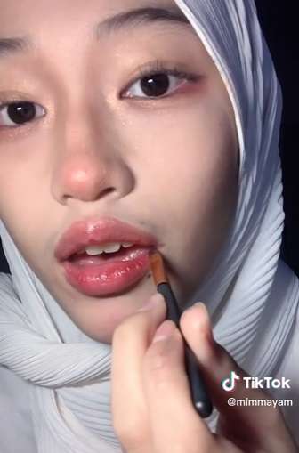 Memakai Lipstik