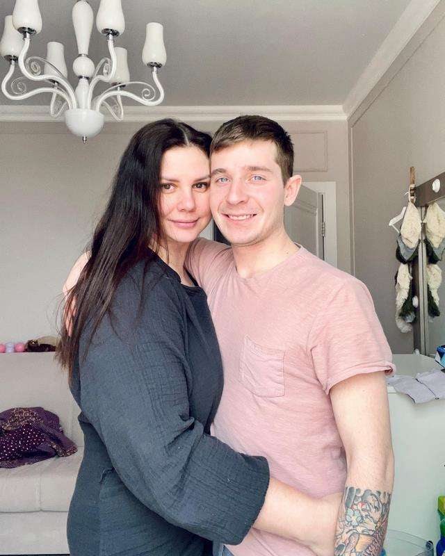 Pernikahan kontroversial ibu dengan mantan anak tirinya.