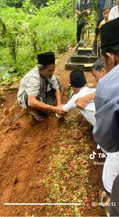 Kisah Cinta Penuh Haru, Pasangan Menikah di Rumah Sakit Hingga Sang Istri Meninggal Dunia