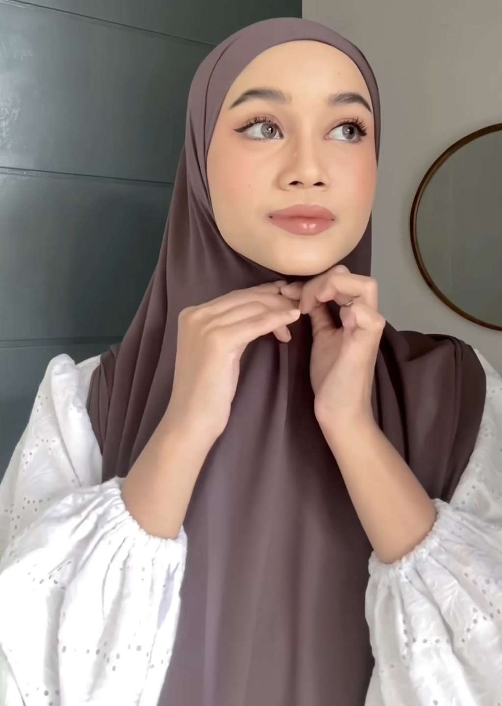 Hanya Butuh Satu Jarum, Pashmina Tampak Stylish dalam Sekejap
