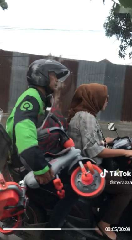 Bikin Ngakak Driver Ojol Nenteng Sepeda Dibonceng Emak-Emak, Mukanya Pasrah Dapat Penumpang Ras Terkuat Di Bumi