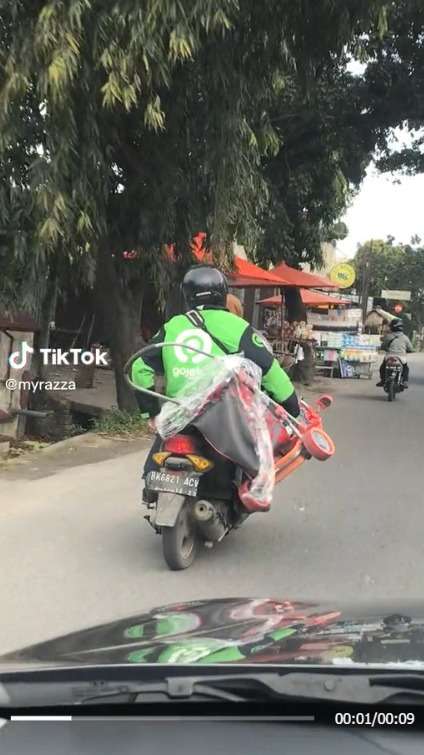 Bikin Ngakak Driver Ojol Nenteng Sepeda Dibonceng Emak-Emak, Mukanya Pasrah Dapat Penumpang Ras Terkuat Di Bumi