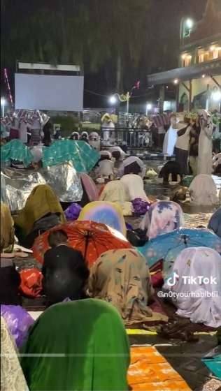 Momen Haru Bocah Payungi Ibu yang Sedang Shalat, Warganet: Didikannya Gak Main-Main!