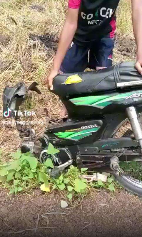 Apes, motor patah jadi dua di dekat sawah.