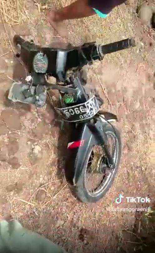 Apes, motor patah jadi dua di dekat sawah.