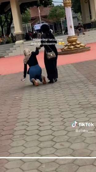 Pakai Sepatu Hak Setinggi Harapan, Terjatuh Sakit Gak Seberapa Tapi Malunya Luar Biasa