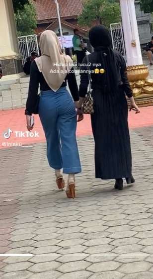 Pakai Sepatu Hak Setinggi Harapan, Terjatuh Sakit Gak Seberapa Tapi Malunya Luar Biasa