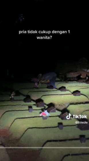 Bukti Cinta Setia, Pria ini Selalu Datangi Makam Istrinya Setiap Pagi Sebelum Kerja