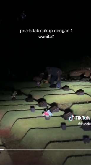 Bukti Cinta Setia, Pria ini Selalu Datangi Makam Istrinya Setiap Pagi Sebelum Kerja