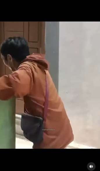 Pergoki Maling di Siang Bolong, Reaksi Santai Emak-Emak ini Jadi Sorotan