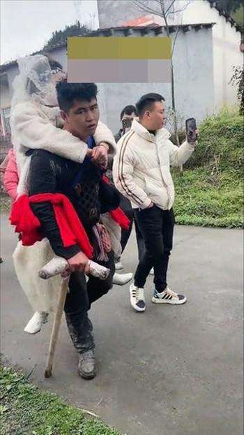 Pasangan pengantin unik.