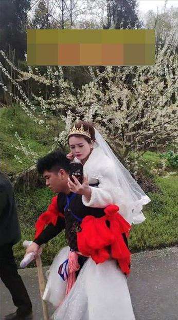 Pasangan pengantin unik.