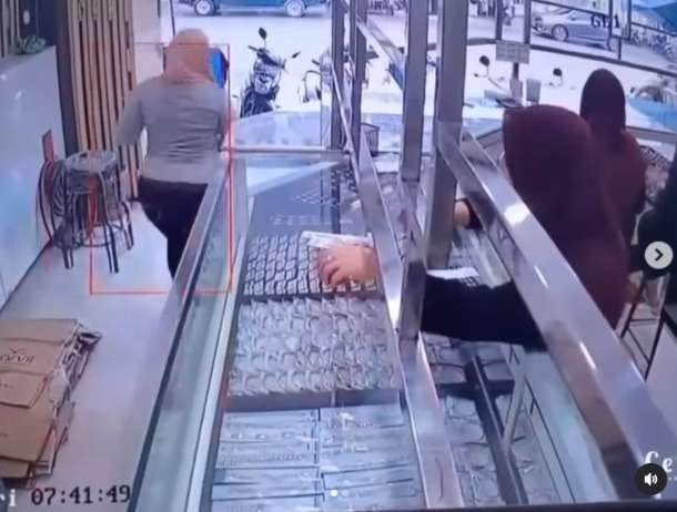 Viral Video Wanita Kabur Saat Mencoba Gelang Emas di Toko Perhiasan, Ngaku Bawa Uang Rp.5 Juta