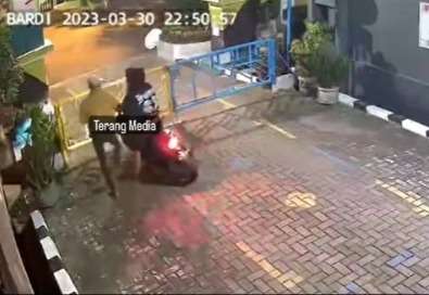 Terhalang Palang, Aksi Nekat Maling Angkat Motor ini Terekam CCTV!