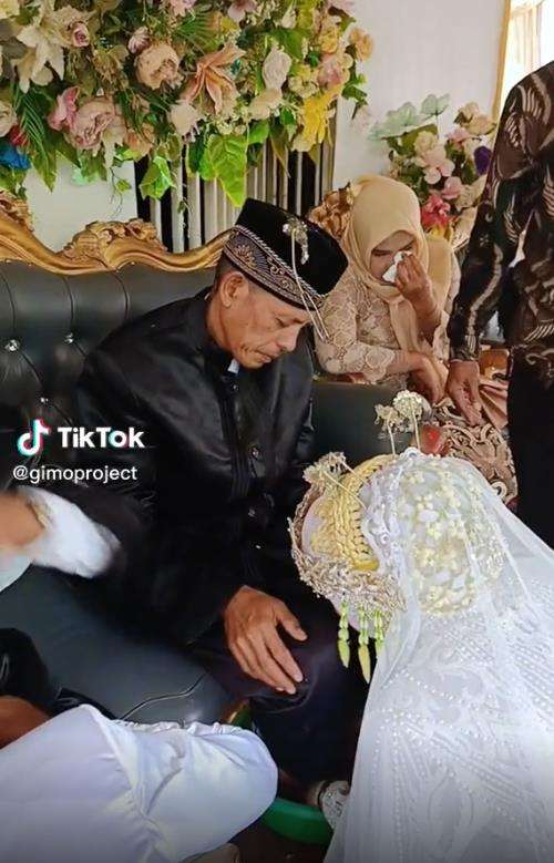 Momen ngakak saat acara sungkeman di pernikahan Sunda.