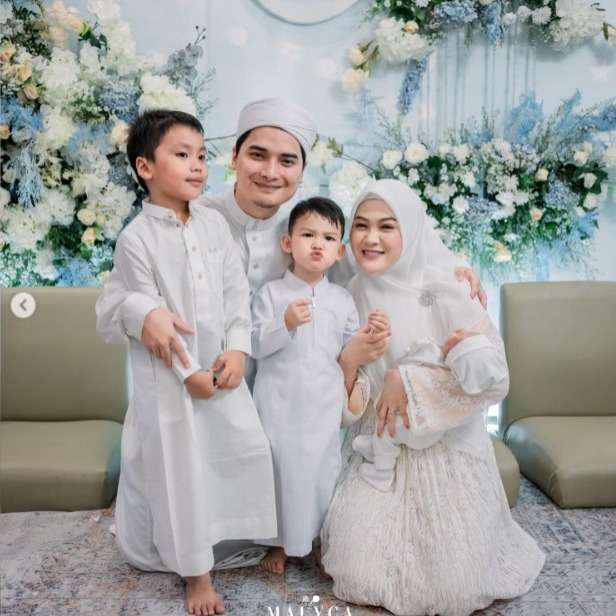 Alvin Faiz Pamer Foto Keluarga Bareng Istri dan Ketiga Anaknya, Wajah Yusuf Disorot