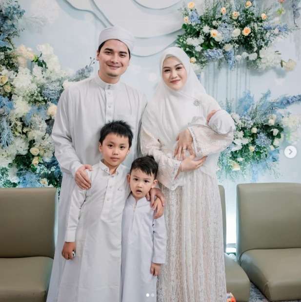 Alvin Faiz Pamer Foto Keluarga Bareng Istri dan Ketiga Anaknya, Wajah Yusuf Disorot