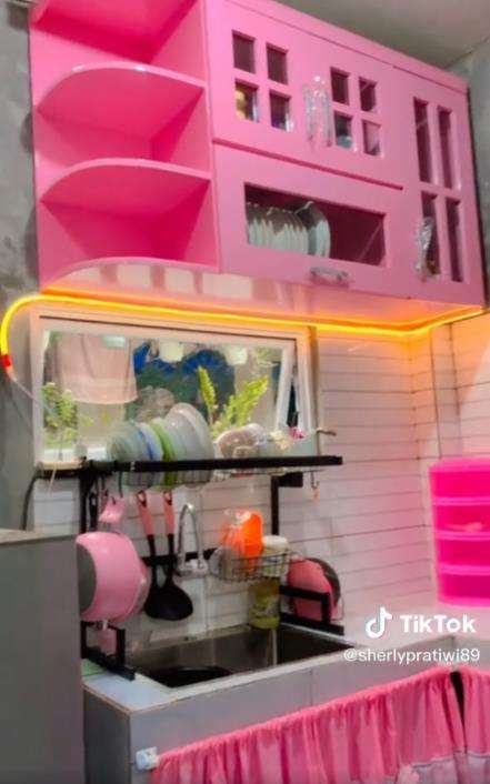 Makeover dapur sempit jadi dapur impian serba pink.