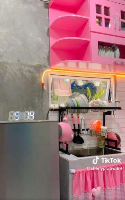 Makeover dapur sempit jadi dapur impian serba pink.
