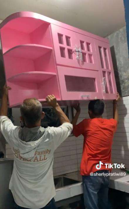 Makeover dapur sempit jadi dapur impian serba pink.