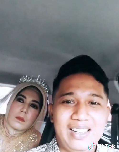 Anak justru bahagia emaknya kawin lagi.