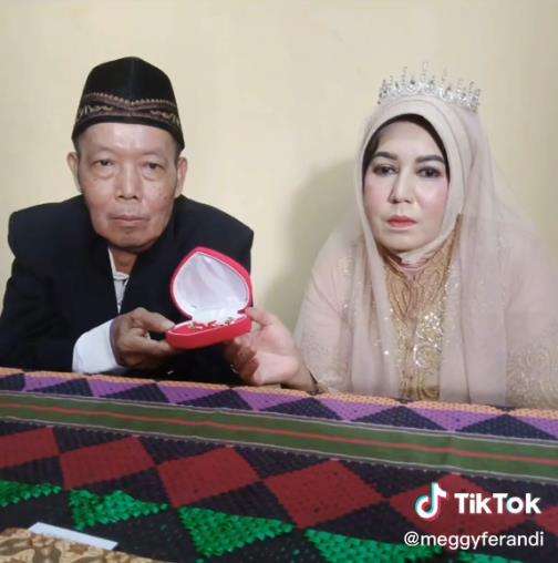 Anak justru bahagia emaknya kawin lagi.