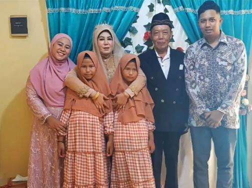 Anak justru bahagia emaknya kawin lagi.
