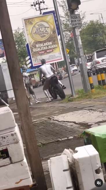 Viral Gaya Manusia Silver Naik Motor Mahal Usai Ngamen di Simpang Jalan