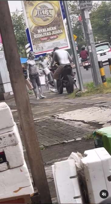 Viral Gaya Manusia Silver Naik Motor Mahal Usai Ngamen di Simpang Jalan