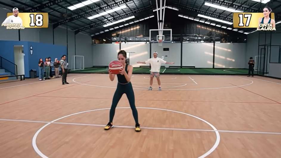 Cinta Laura main basket lawan Denny Sumargo