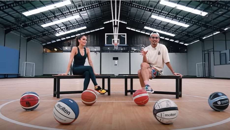 Cinta Laura main basket lawan Denny Sumargo