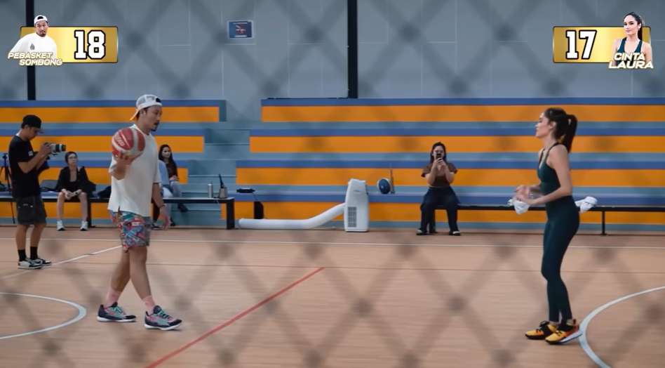 Cinta Laura main basket lawan Denny Sumargo