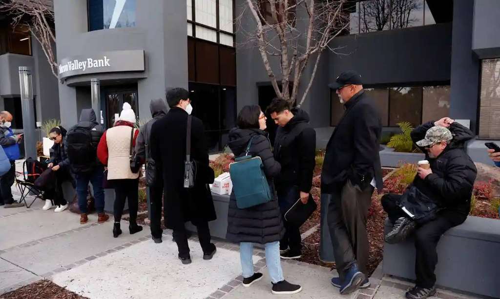 Nasabah mencoba menarik simpanananya dari Silicon Valley Bank bahkan sebelum bank buka