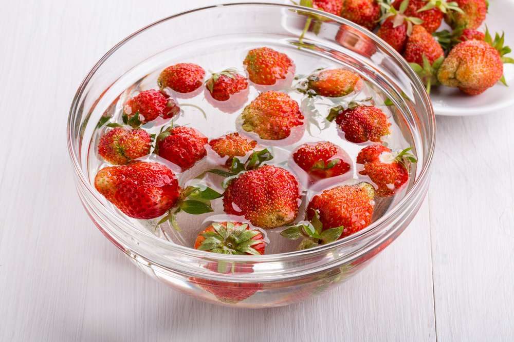 Mencuci Buah Beri