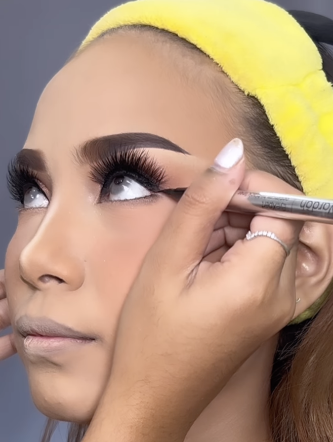 Memakai Eyeliner