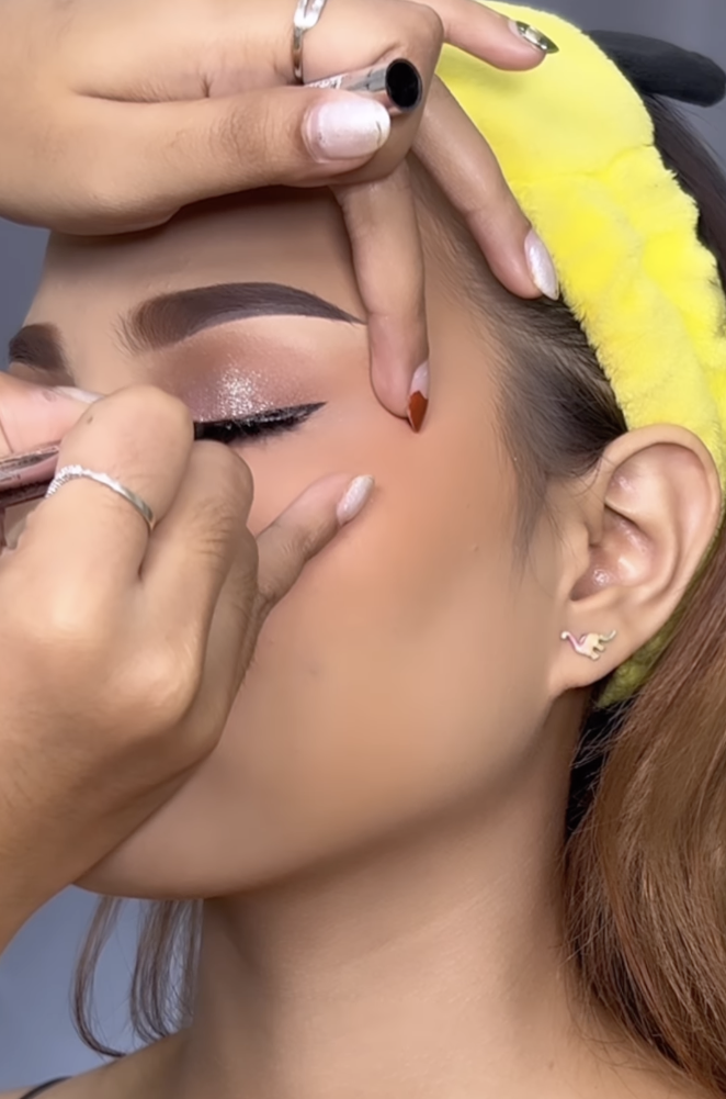Memakai Eyeliner