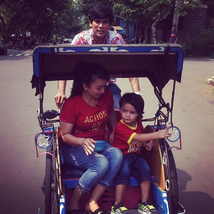 Potret Febry Khey bareng suami