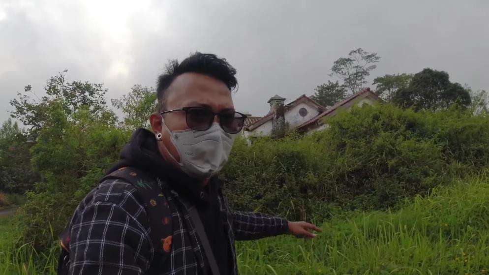 Ratusan villa mewah dibiarkan terbengkalai.