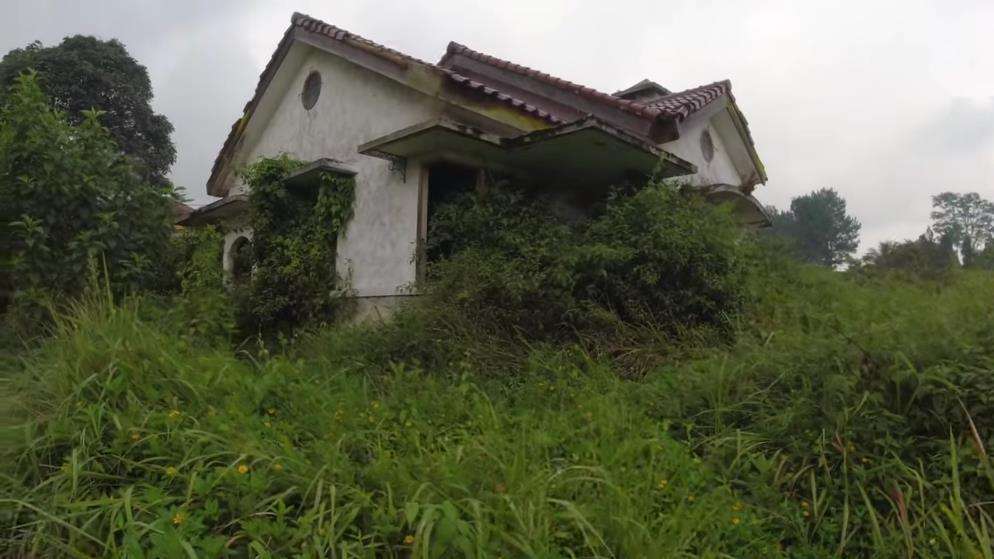 Ratusan villa mewah dibiarkan terbengkalai.