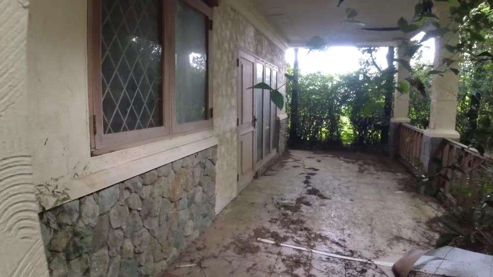 Ratusan villa mewah dibiarkan terbengkalai.