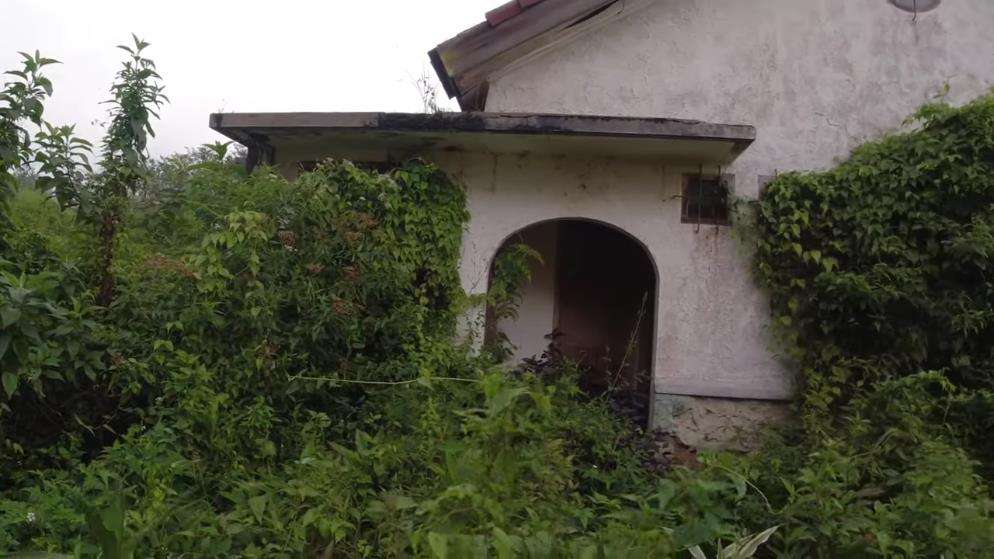 Ratusan villa mewah dibiarkan terbengkalai.