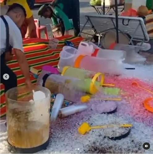 Sedih Lihatnya! Dagangan Tukang Es ini Habis Tumpah Berserakan Karena Mejanya Tak Kuat Menopang Berat Toples